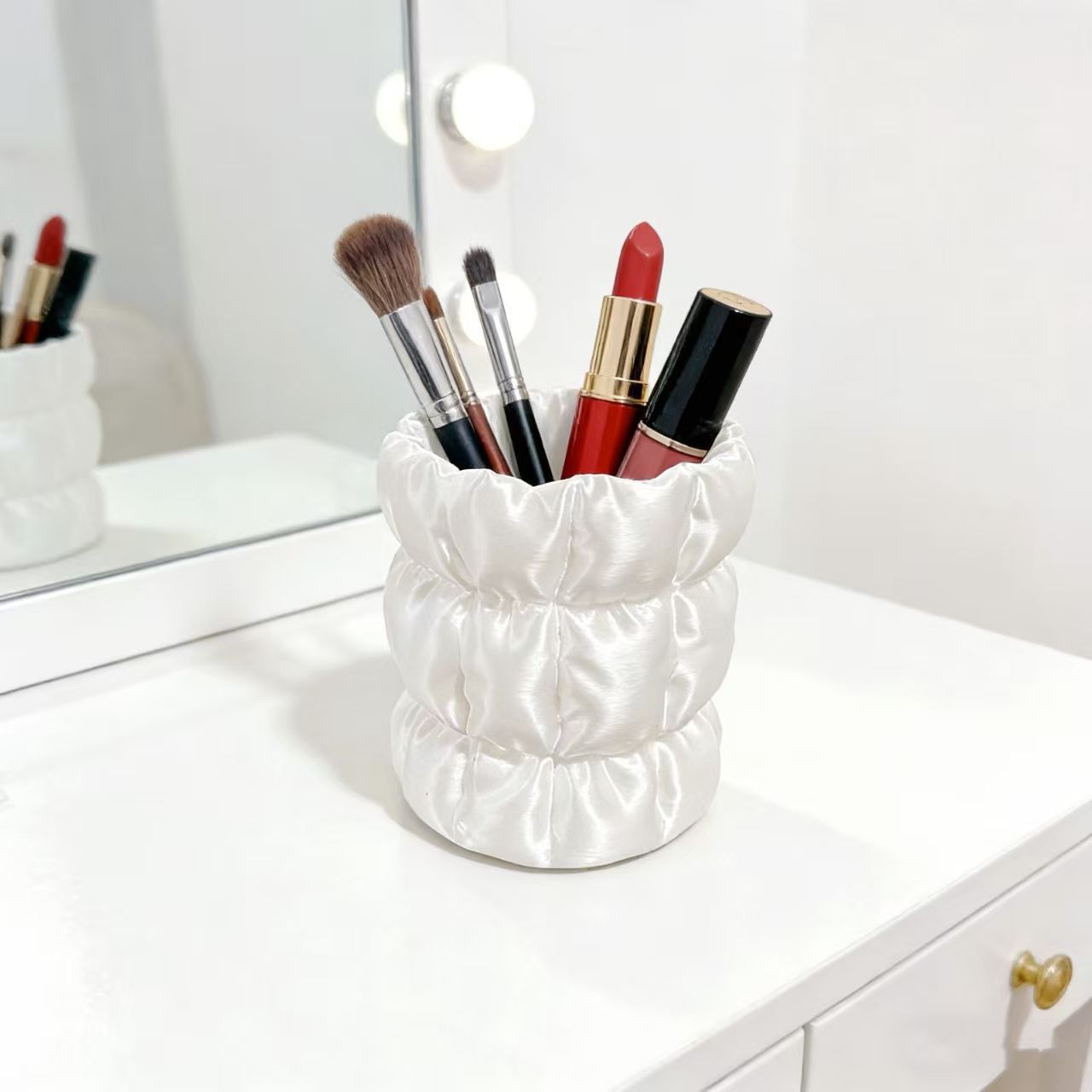 Cloud Ruched Satin Make-up Pin – Luxury Skincare And Makeup Brands Bewertung und Preis